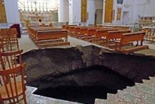 Sinkhole Signs on Picture That The Media Will Not Give You   The Real Signs Of The Times